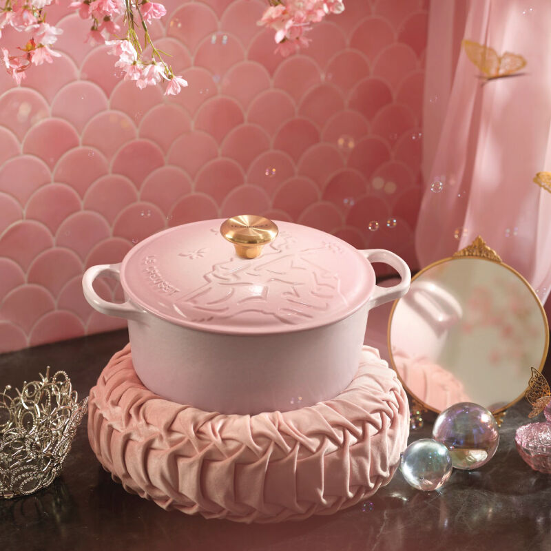 Wicked Collection Glinda Embossed Signature Round Dutch Oven - Image 6
